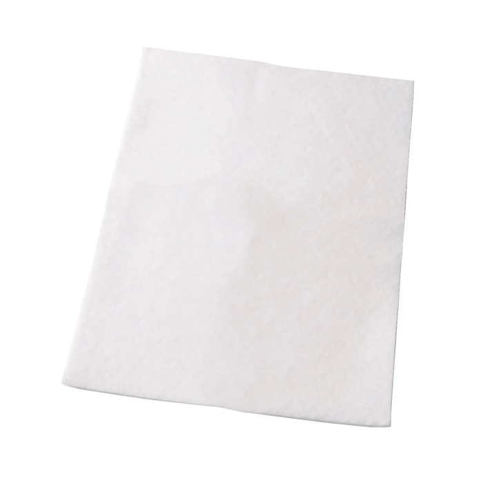 Un singolo fazzoletto di carta quadrato bianco giace piatto su sfondo bianco.