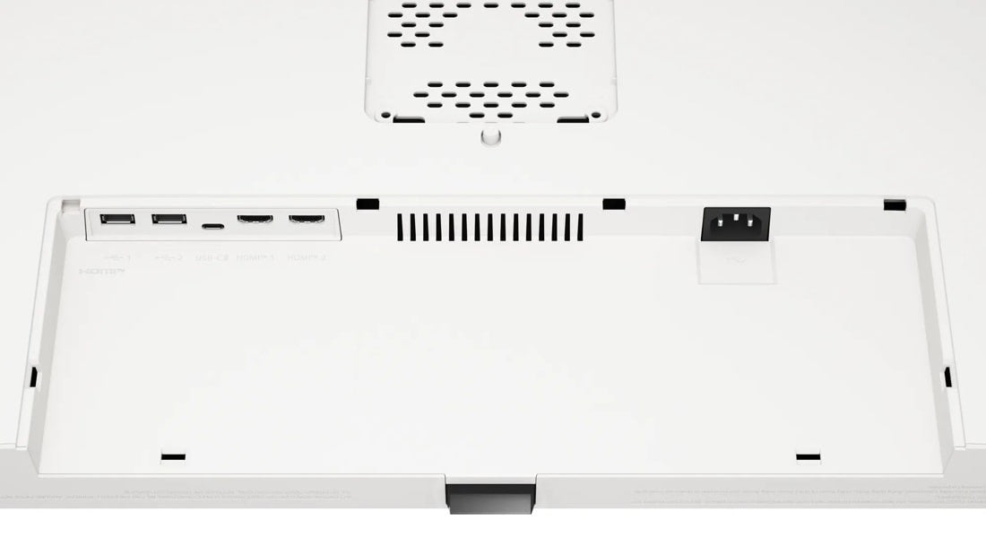 Vista posteriore di un monitor bianco con porte USB, HDMI, feritoie di ventilazione e presa.
