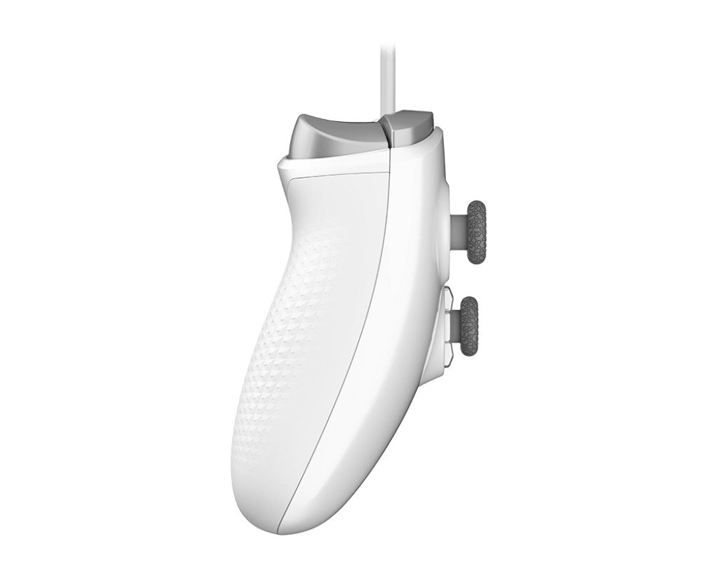Seitenansicht eines weißen Gamecontrollers mit zwei analogen Joysticks und silbernen Schultertasten vor weißem Hintergrund.