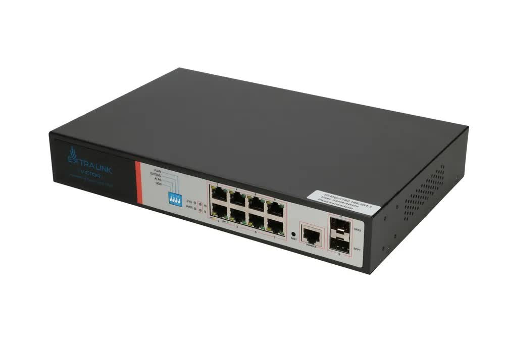 Czarny przełącznik sieciowy Extralink Victor z wieloma portami Ethernet i SFP na białym tle.