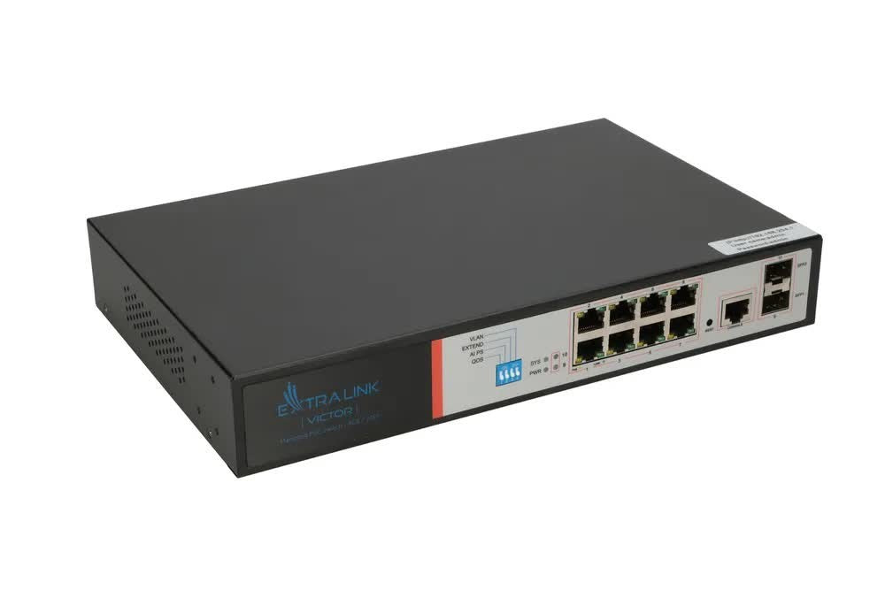Czarny przełącznik sieciowy Extralink Victor z wieloma portami ethernet na białym tle.
