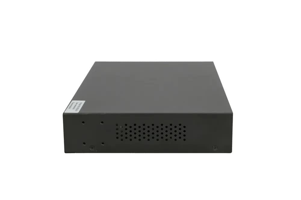 Szare urządzenie elektroniczne w kształcie płaskiego metalowego pudełka z otworami wentylacyjnymi z jednej strony i białą etykietą.