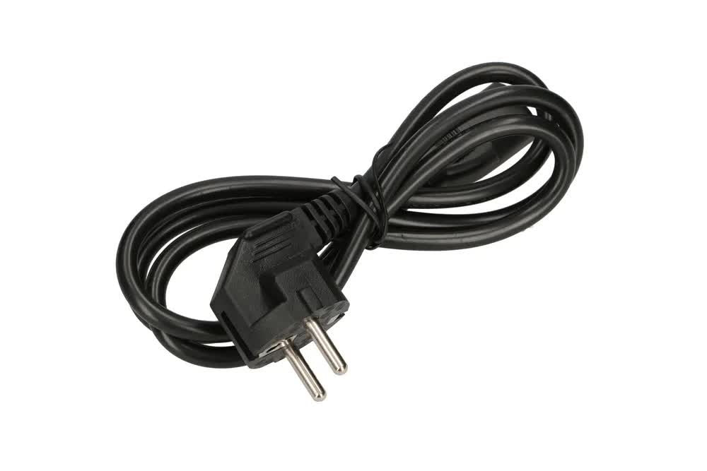Zwinęty czarny kabel zasilający z wtyczką kątową na białym tle.