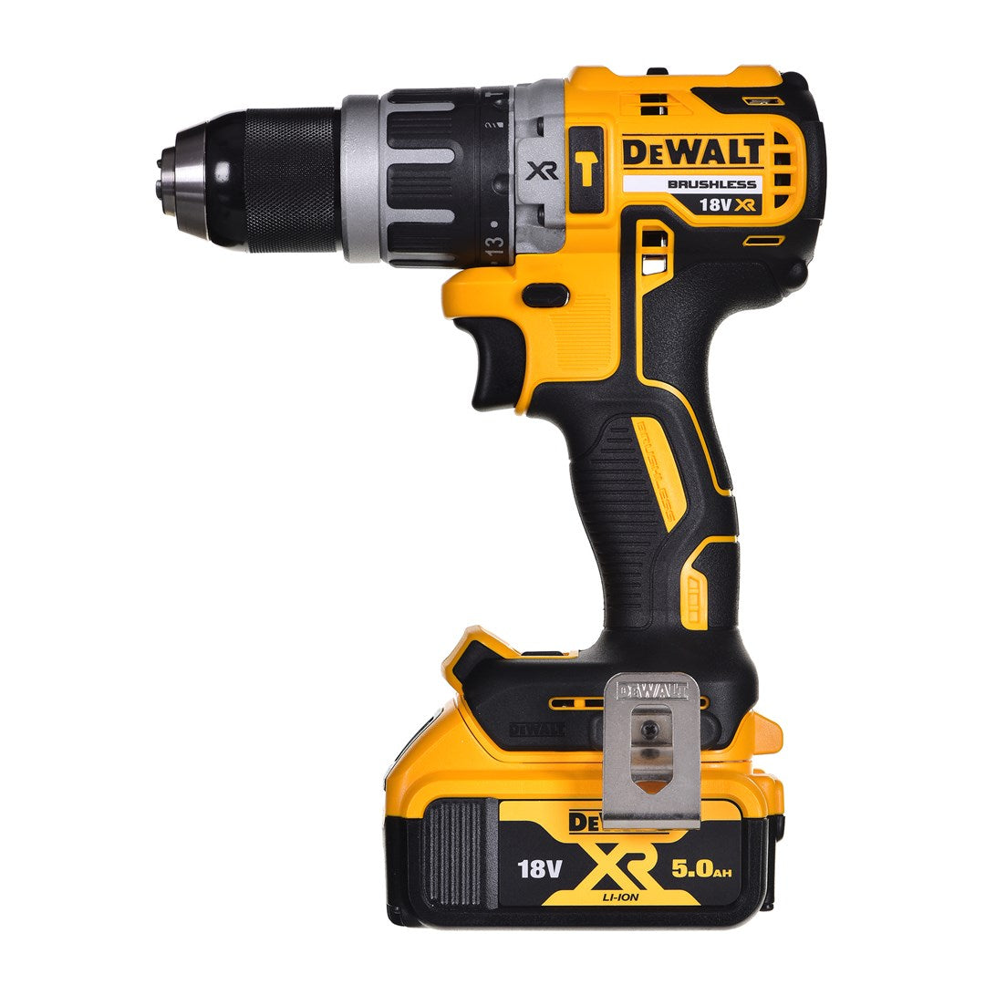 Żółto-czarna wkrętarko-wiertarka akumulatorowa DeWalt 18V XR z baterią 5,0Ah na białym tle.