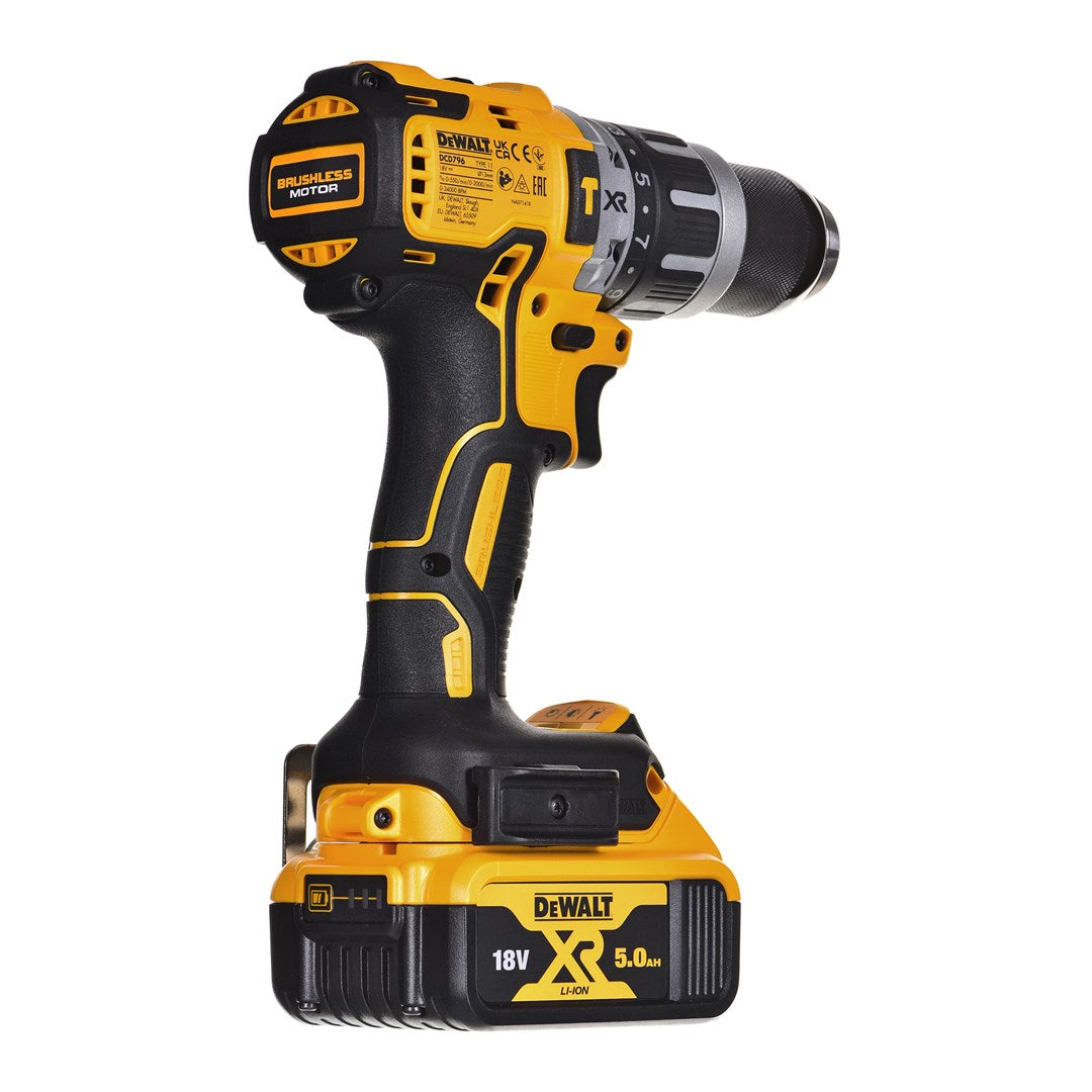 Żółto-czarna wiertarka akumulatorowa DeWalt z baterią 18V XR 5.0Ah na białym tle.