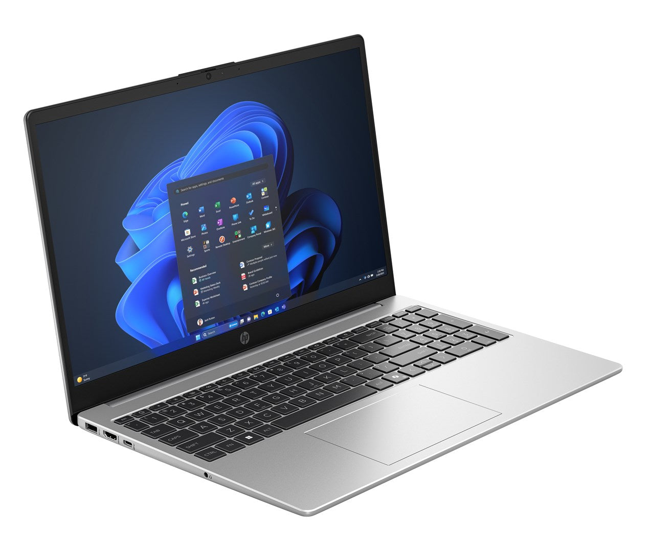 Srebrny laptop HP na białym tle, lekko pod kątem, z otwartym pulpitem systemu Windows na ekranie.
