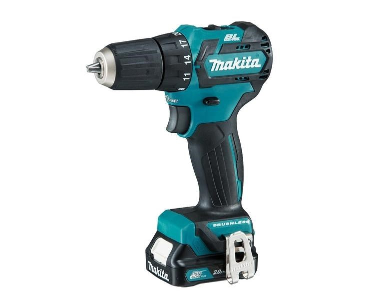 Taladro inalámbrico Makita azul verdoso y negro con batería y pinza para cinturón, sobre fondo blanco.