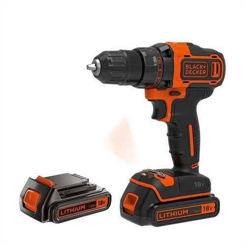 Taladro inalámbrico negro y naranja con batería de ion de litio desmontable sobre fondo blanco.