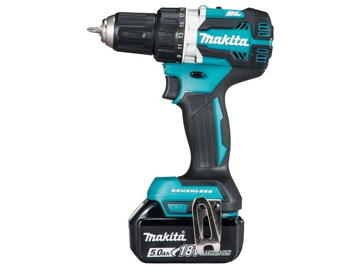 Taladro inalámbrico Makita turquesa y negro con una batería de 18V adjunta sobre un fondo blanco liso.