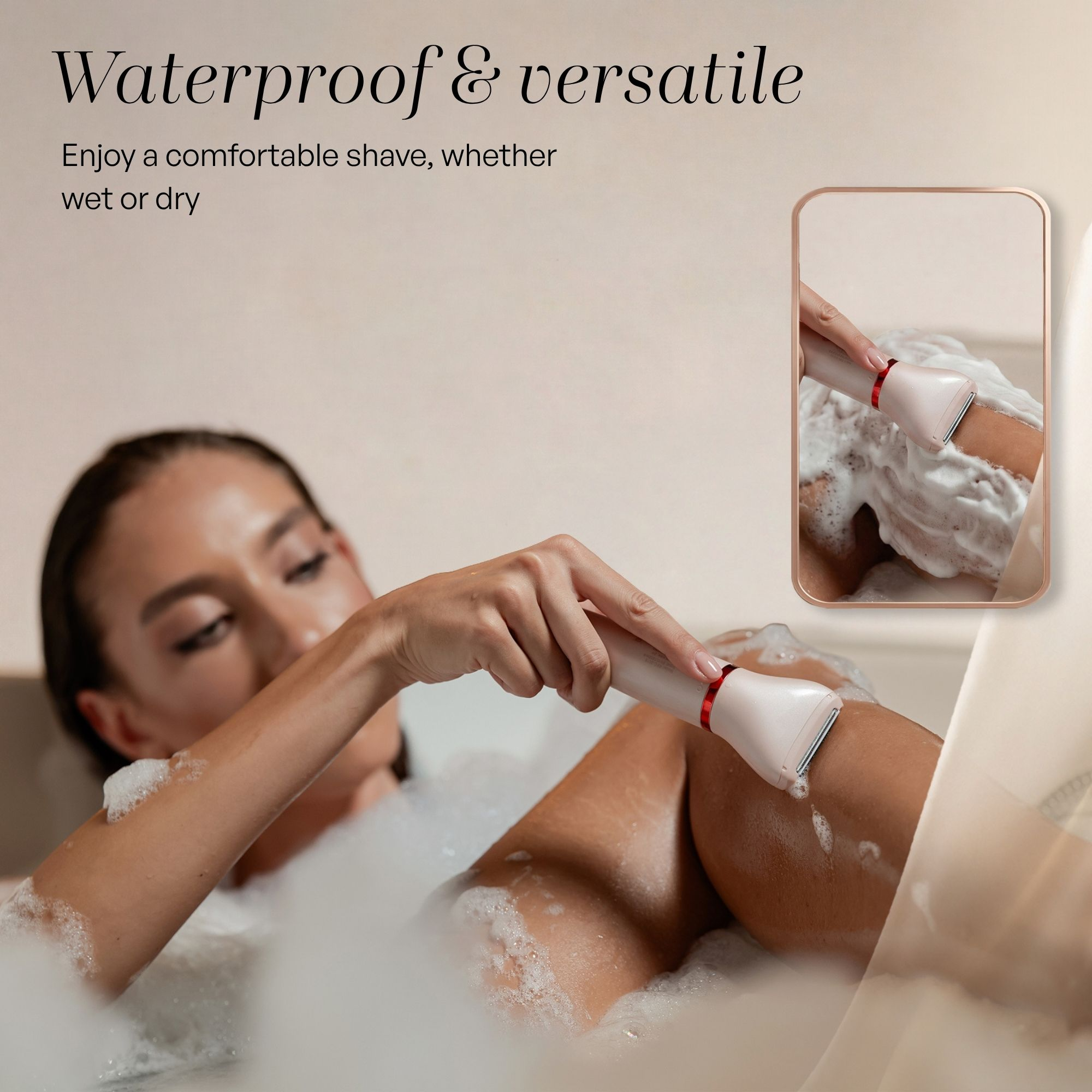 Eine Frau rasiert ihr Bein mit einem wasserdichten Rasierer in einer Badewanne voll Schaum.