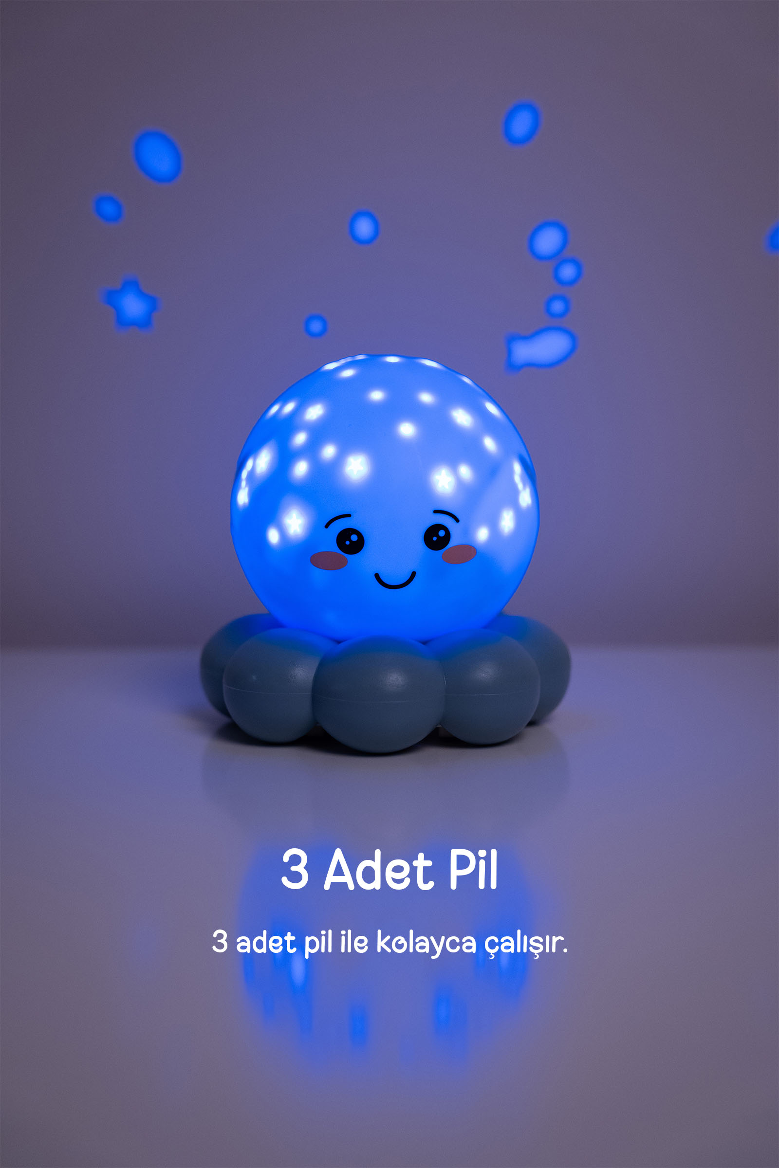Duvara mavi isik yansutan yildiz desenli mavi ahtapot gece lambasi.