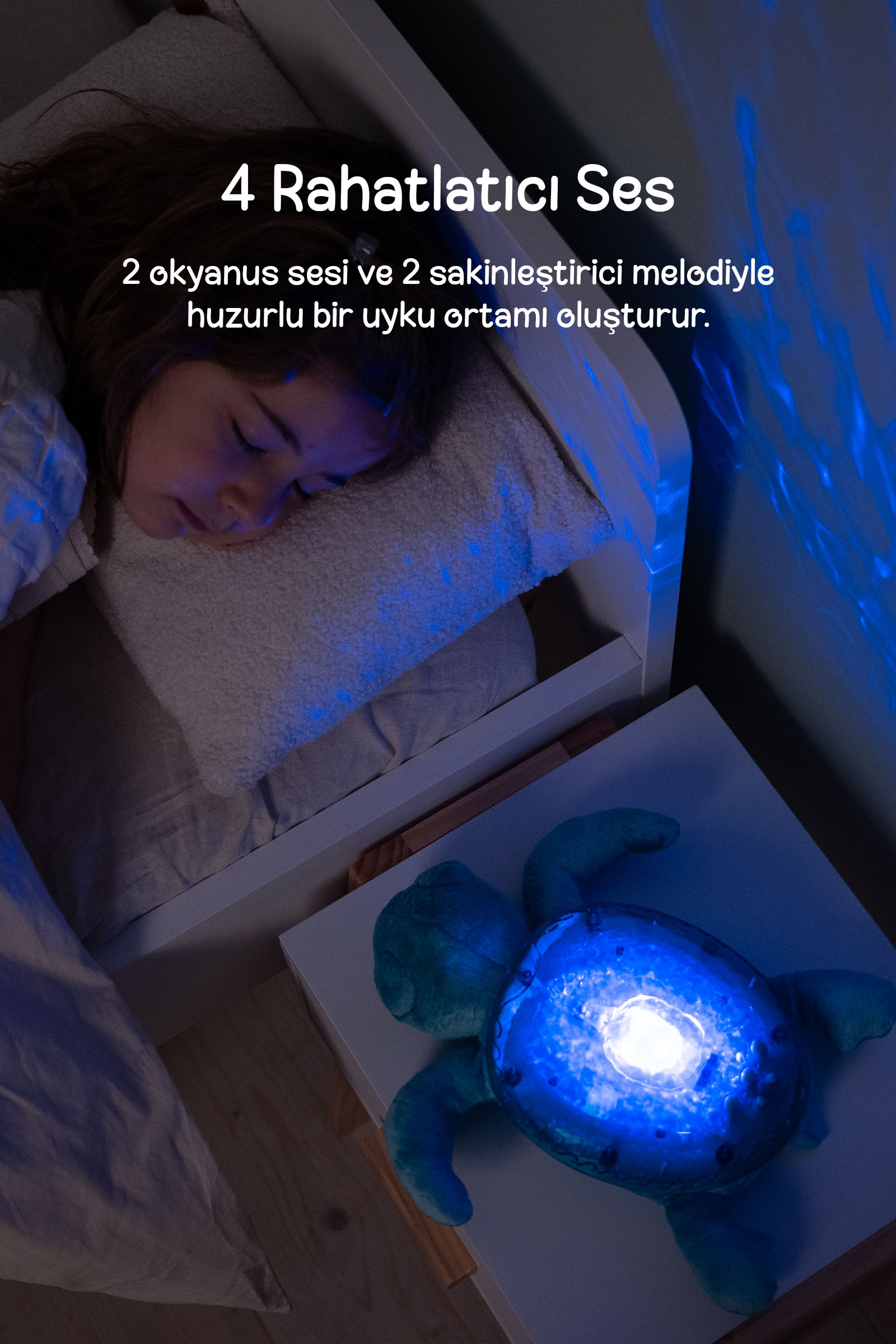 Komodinde parlayan mavi bir kaplumbağa gece lambası olan yatakta huzurla uyuyan bir çocuk.