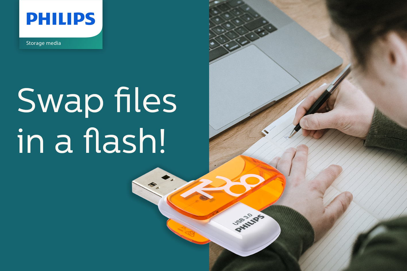 Een Philips USB-stick met oranje dop wordt getoonde naast iemand die op een notitieblok schrijft.