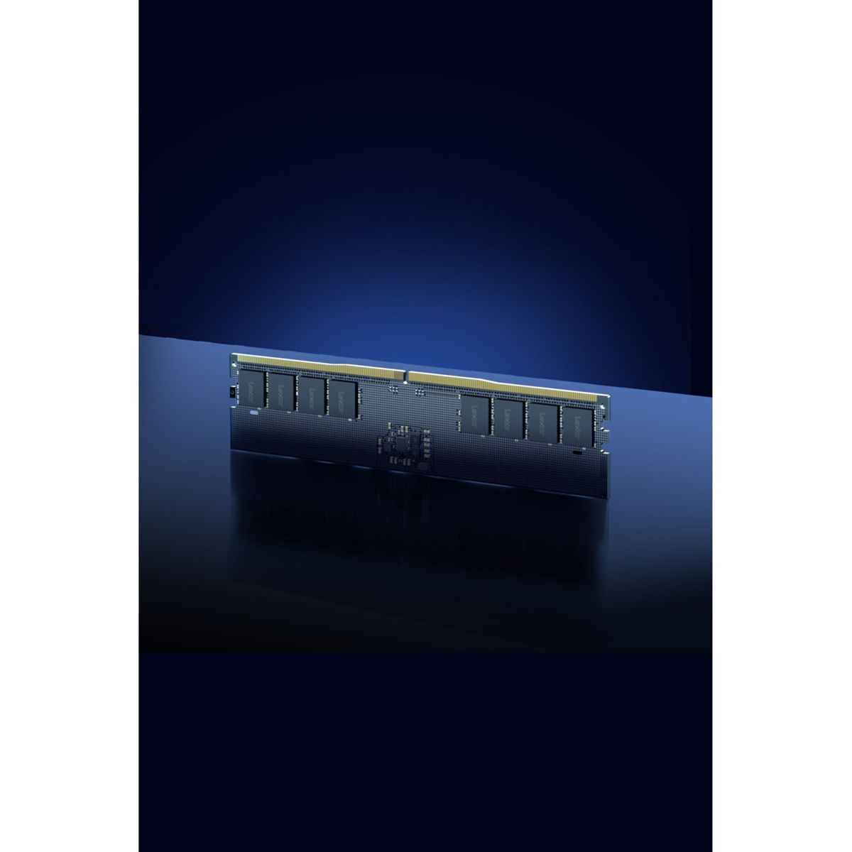 Un módulo de RAM negro con disipador térmico sobre una superficie reflectante azul.