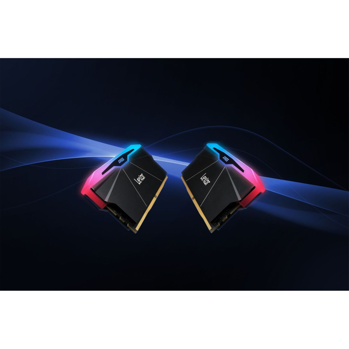 Dwie czarne kosci pamieci RAM Lexar z niebiesko-czerwonym podswietleniem RGB na ciemnym tle z niebieskimi smugami swiatla.