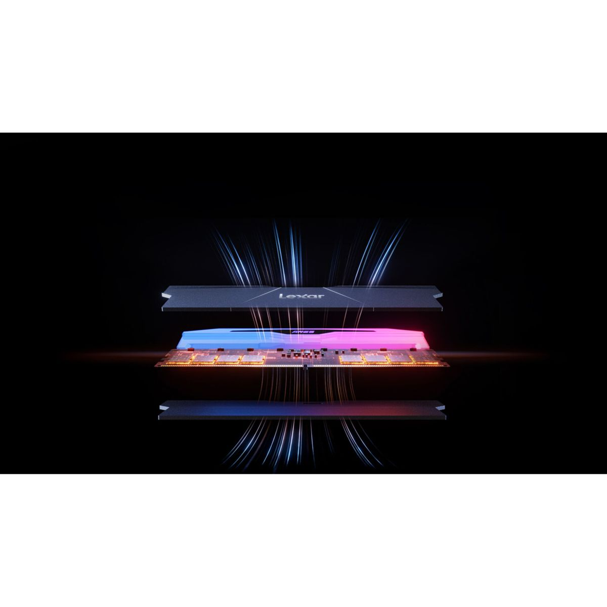 Widok rozstrzelony modułu RAM Lexar z niebieskim i różowym światłem RGB oraz radiatorami na czarnym tle.