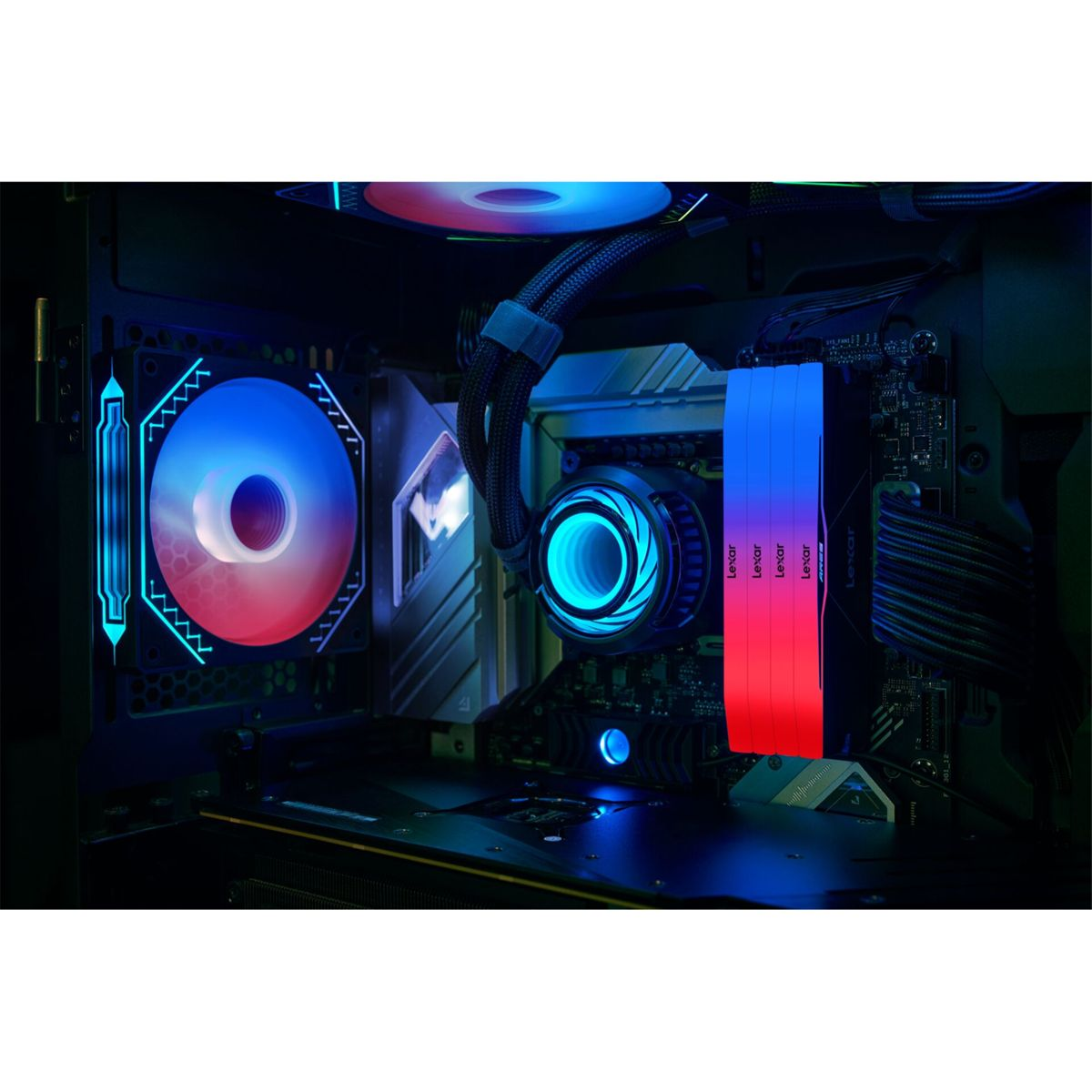 Wnętrze komputera z niebieskim i czerwonym podświetleniem RGB na wentylatorach i RAM.