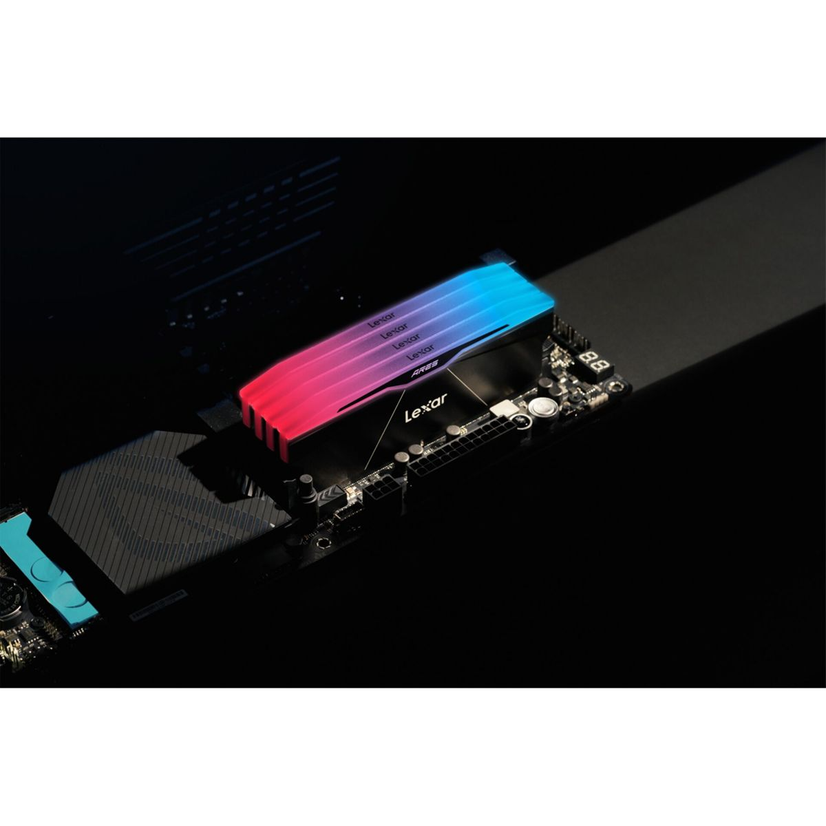 Moduly pamieci RAM Lexar z czerwono-niebieskim podswietleniem RGB.