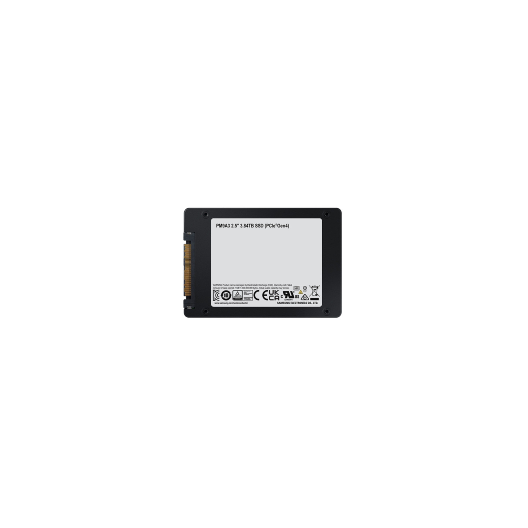 Un SSD Samsung PM9A3 da 2,5 pollici e 3,84 TB con custodia nera ed etichetta bianca su sfondo bianco.