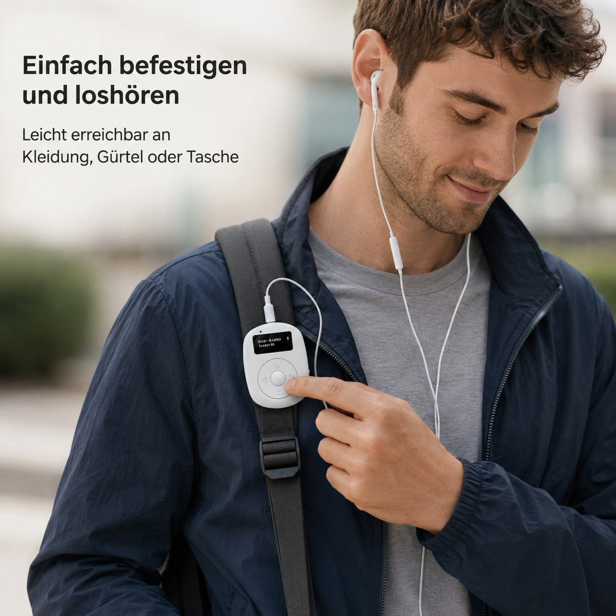 Ein Mann mit Kopfhörern befestigt einen kleinen weißen MP3-Player an seinem Rucksackgurt.