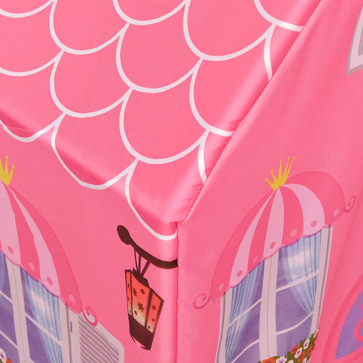 Tenda da gioco rosa con tetto a scandole, finestre e grafica con lanterna.
