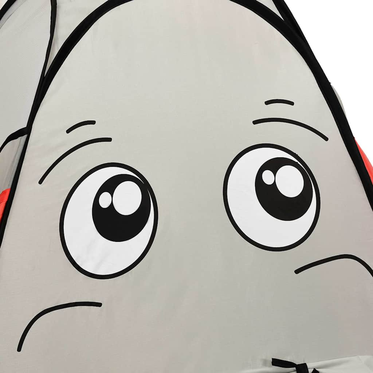 Una tenda grigia con grandi ed espressivi occhi da cartone animato e sopracciglia sul davanti.