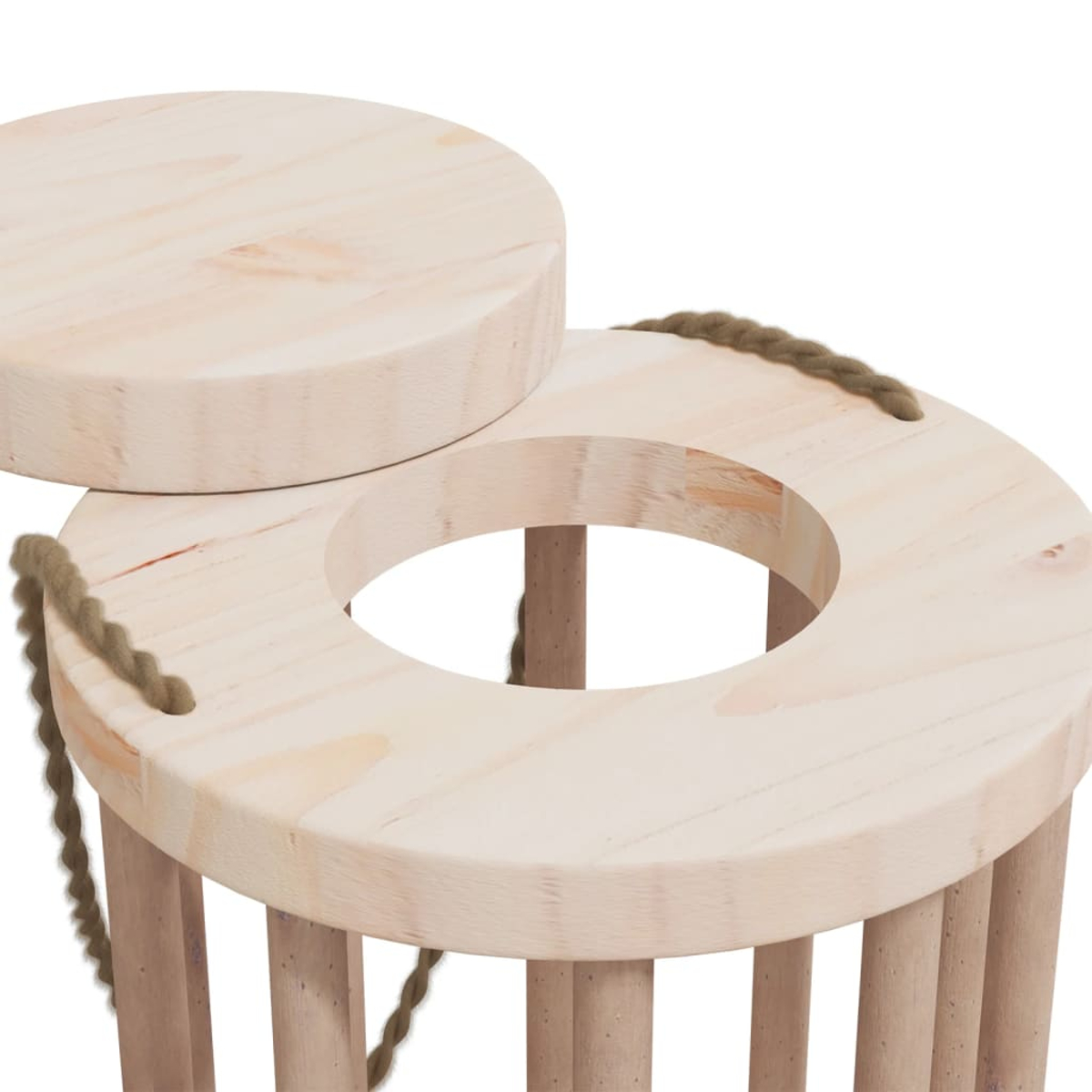Due piani in legno tondi su aste di legno con corda di canapa su sfondo bianco.