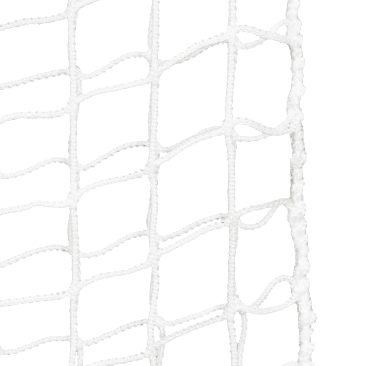 Ein weißes, knotenloses Sportnetz mit quadratischen Maschen auf weißem Hintergrund.