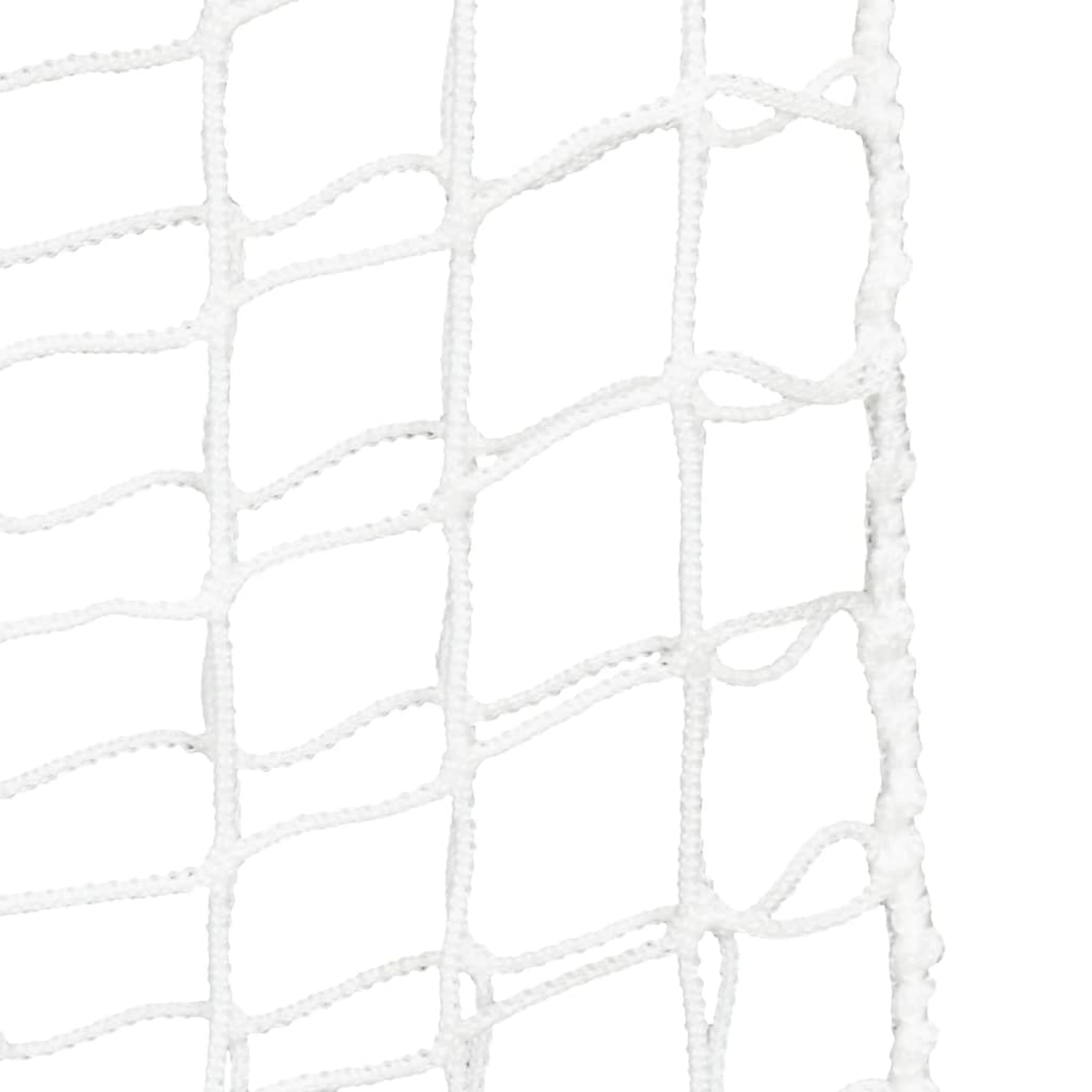 Nahaufnahme eines weißen, gewebten Sicherheits- oder Sportnetzes vor weißem Hintergrund.