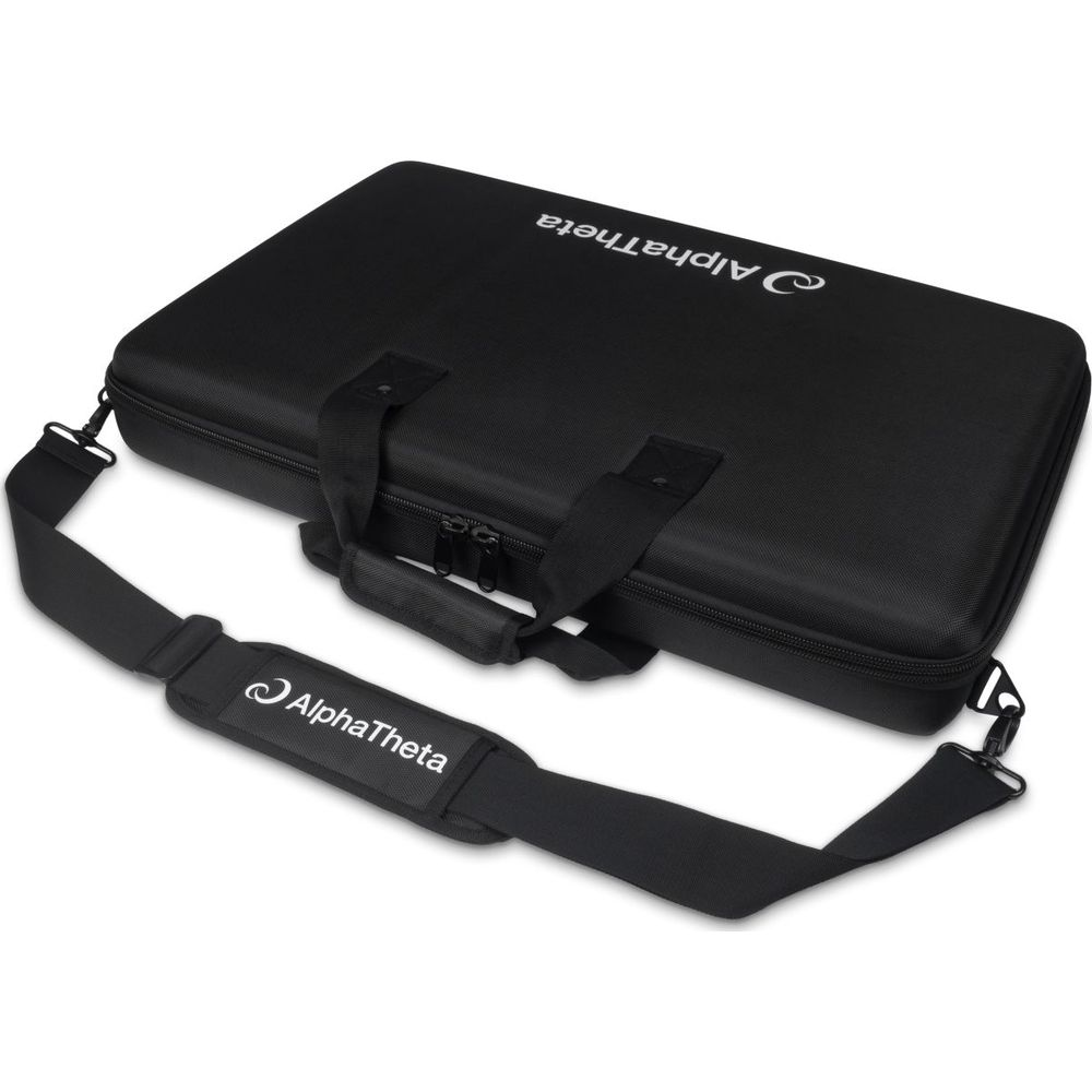 Una bolsa de transporte negra AlphaTheta con asas y correa para el hombro sobre fondo blanco.