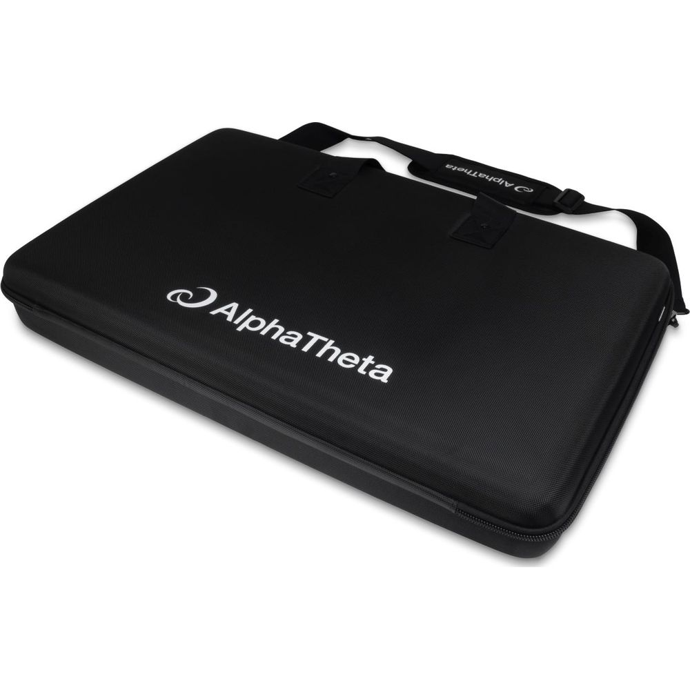 Una bolsa de transporte negra AlphaTheta con logotipo blanco sobre fondo blanco.