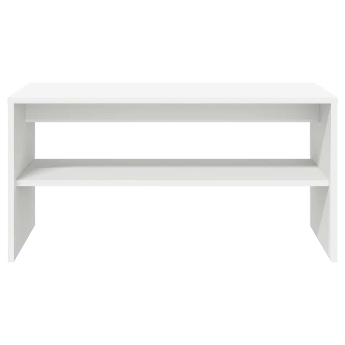 Una mesa de centro de madera blanca y minimalista con un estante abierto debajo, sobre fondo blanco.