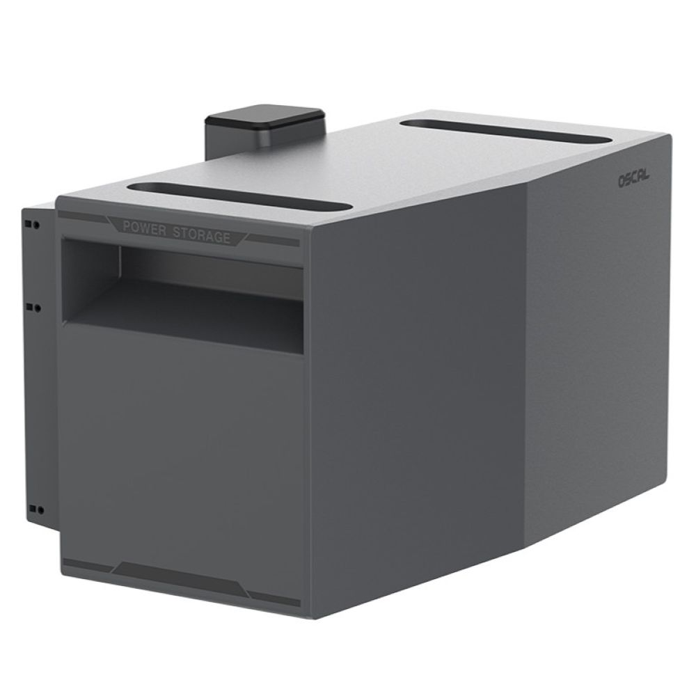 Una unidad de almacenamiento de energía Oscal gris con forma rectangular, asas empotradas y un pequeño accesorio negro superior.