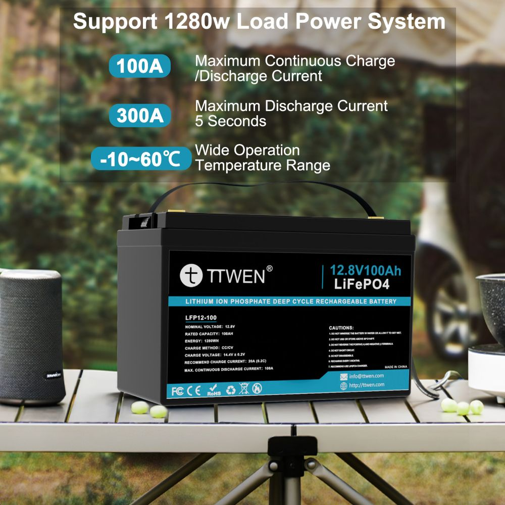 Batería TTWEN 12.8V 100Ah LiFePO4 en una mesa con especificaciones técnicas de fondo.