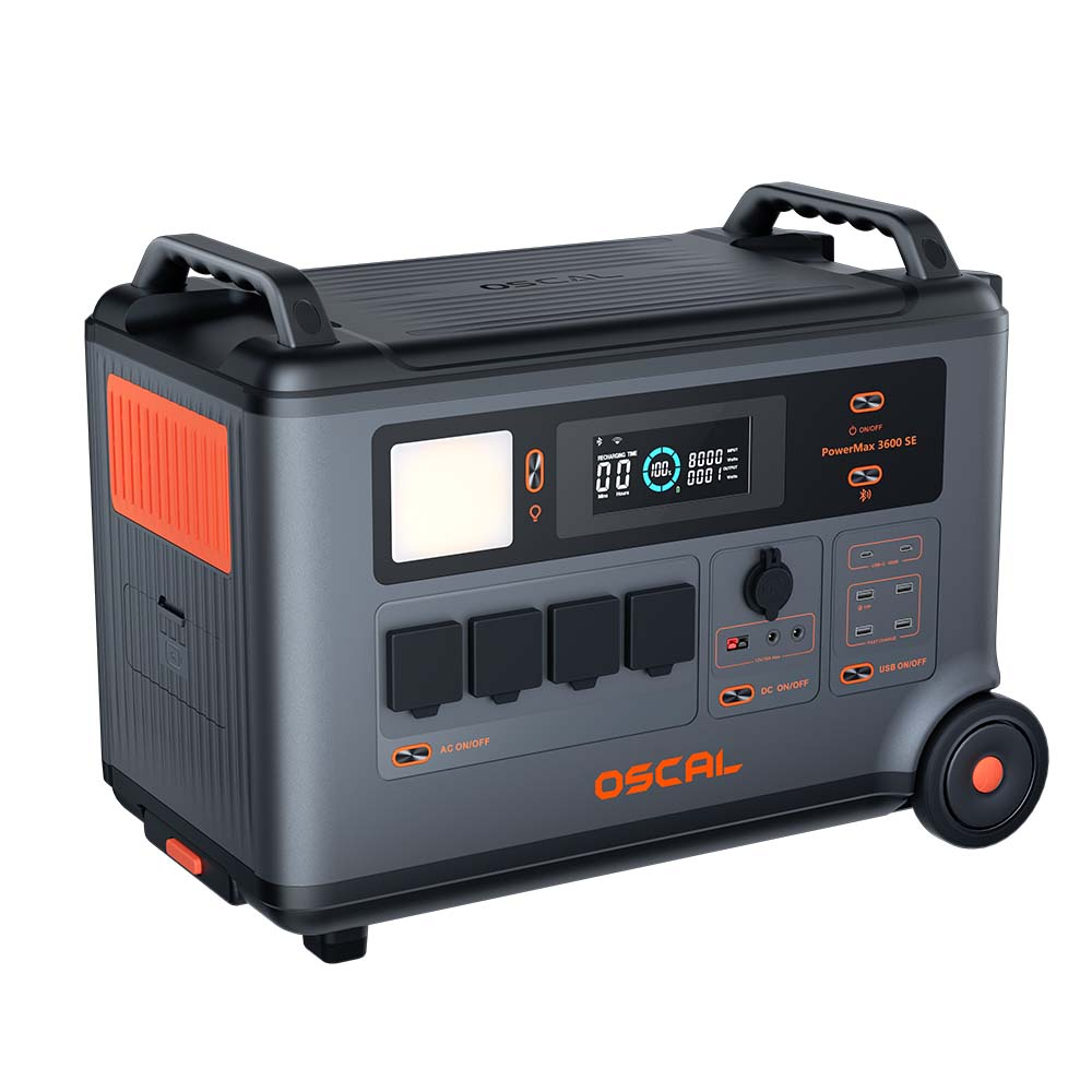 Estación de energía portátil gris y naranja con pantalla digital, enchufes, puertos USB, asas y ruedas sobre fondo blanco.