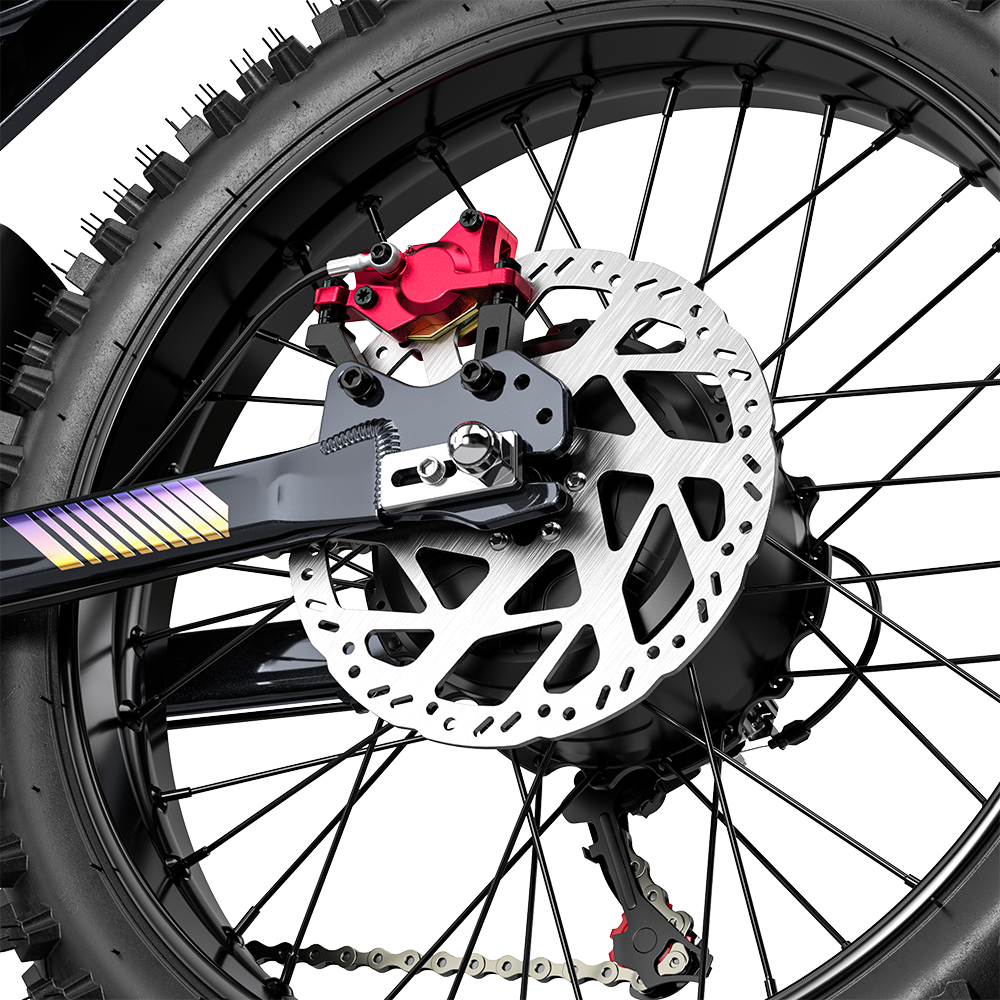 Primer plano de un freno de disco de bicicleta con pinza roja, rotor de metal, radios y neumático nudoso.