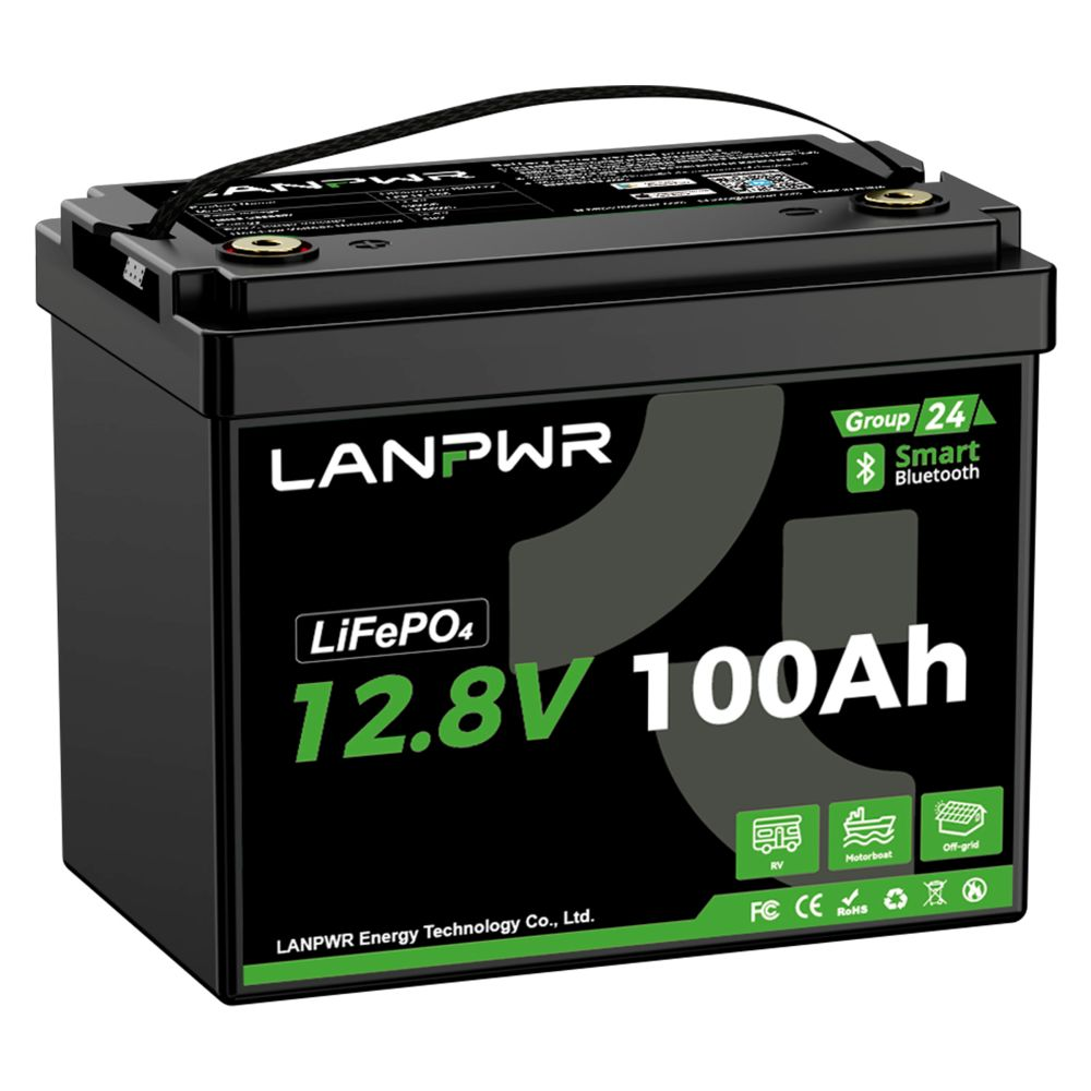 Una batería negra LANPWR 12.8V 100Ah LiFePO4 con asa de transporte y bornes arriba.