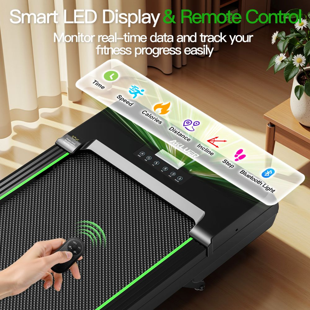 Una mano sostiene un control remoto frente a una caminadora negra con pantalla LED inteligente y interfaz.