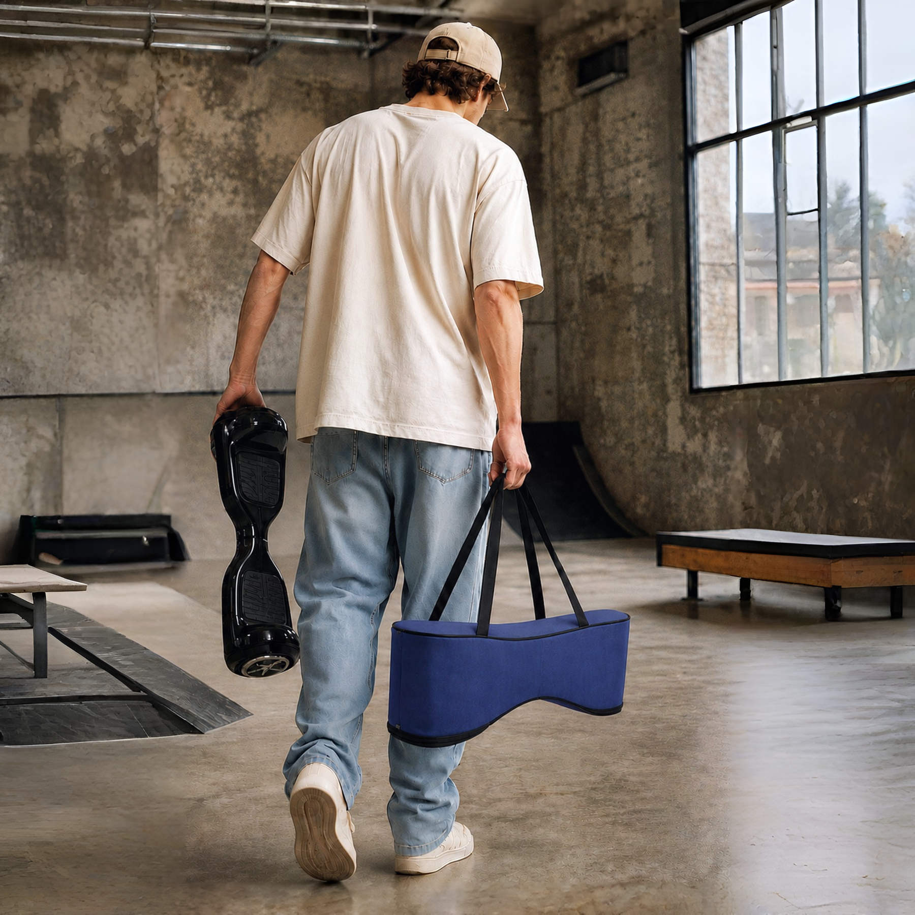 Bir loftta siyah hoverboard ve mavi çanta taşıyan bir adam.