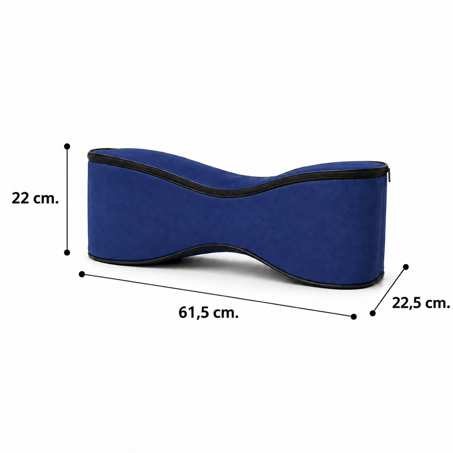 61,5 cm uzunlukta, 22 cm yükseklikte ve 22,5 cm genislikte mavi konturlu bir yastik.