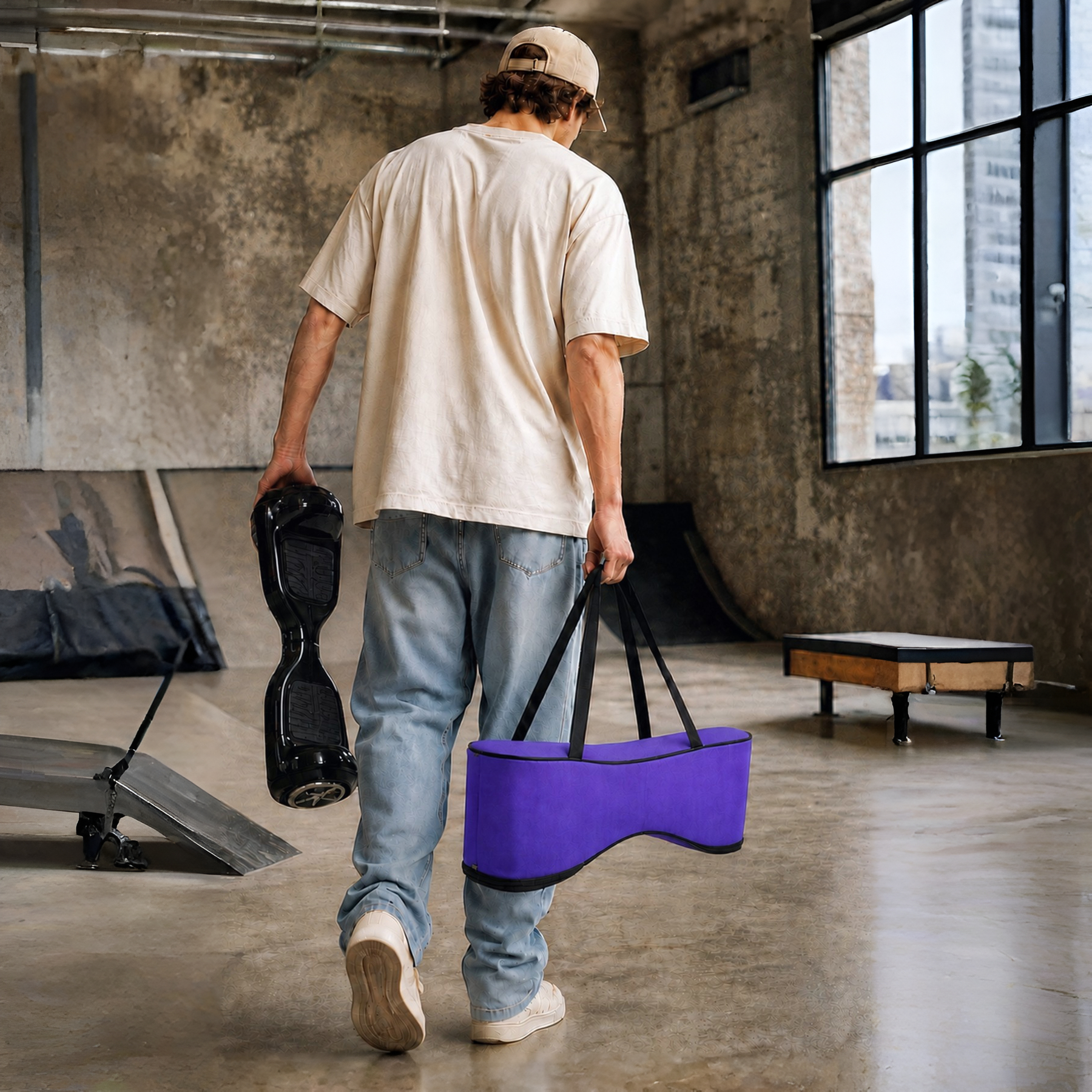 Bir kaykay parkındaki adam hoverboard ve mor çanta taşıyor.