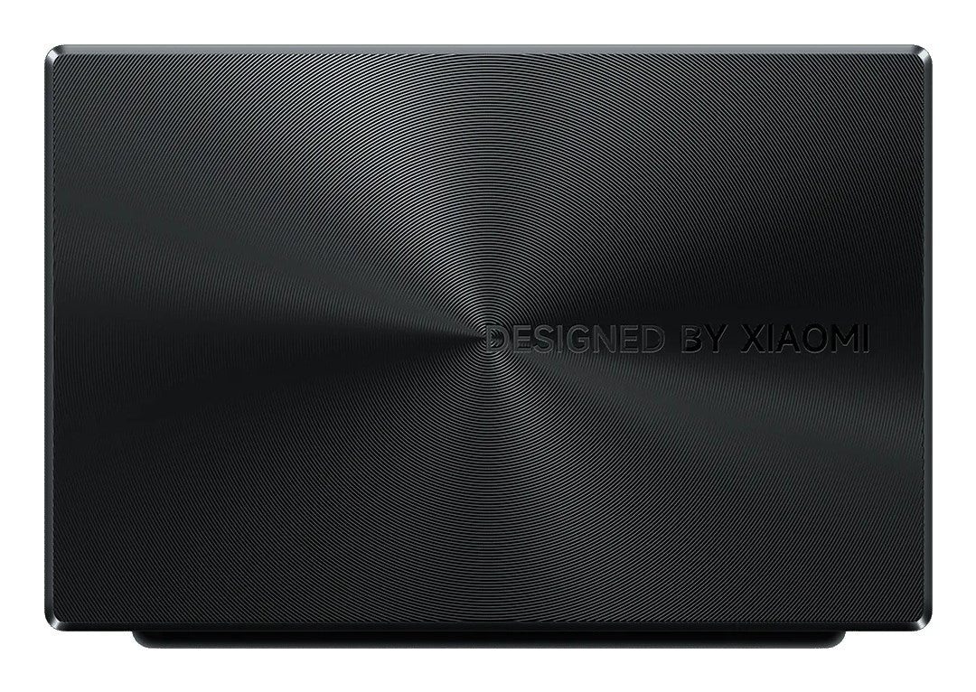 Coperchio per laptop in metallo nero con texture spazzolata circolare e la scritta "DESIGNED BY XIAOMI".