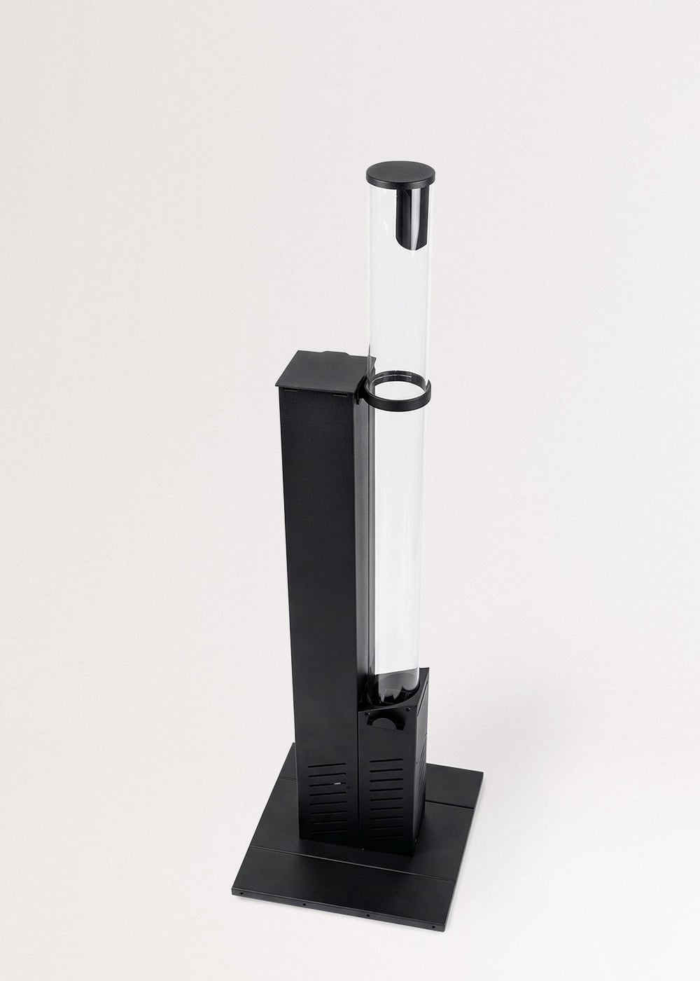 Un dispensador negro de pie con un tubo largo transparente sobre una base cuadrada contra un fondo claro.