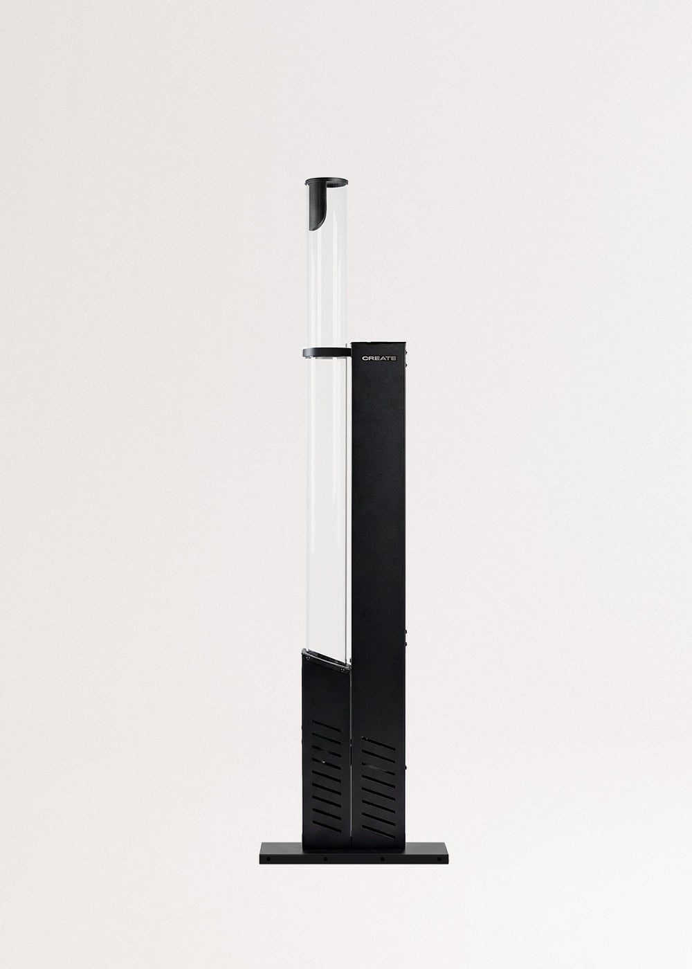 Un ventilador de pie negro con una columna transparente sobre una base plana contra fondo blanco.