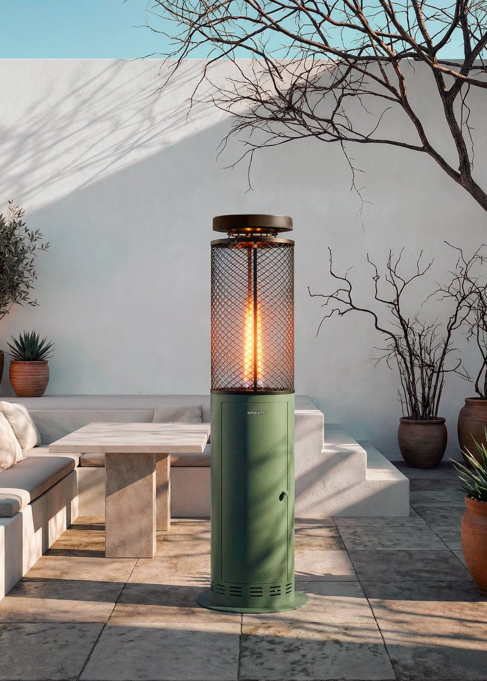 Un calefactor de exterior verde se encuentra en una terraza soleada con muebles y plantas.
