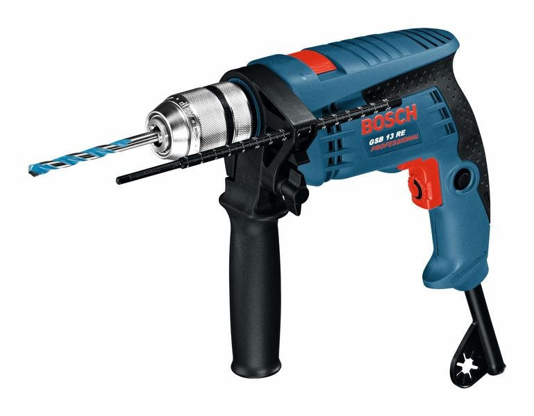 Un taladro percutor profesional Bosch GSB 13 RE azul y negro con broca, aislado en fondo blanco.