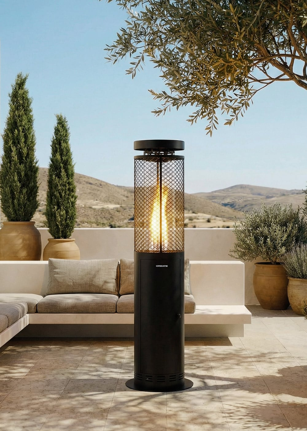 Un calefactor de patio negro en una terraza soleada con vistas a las montañas.