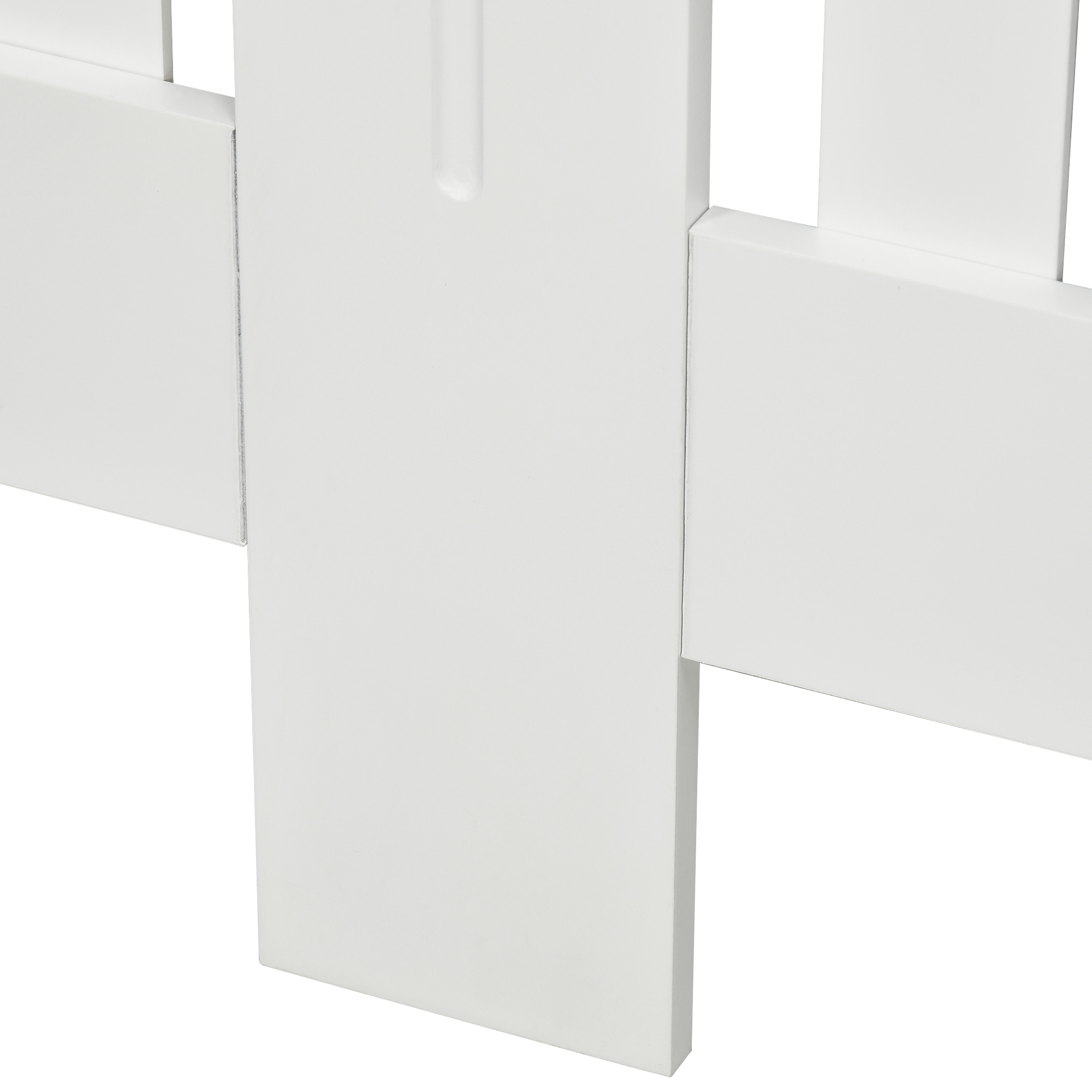 Primer plano de una estructura de listones de madera blanca con líneas limpias y separación uniforme sobre fondo blanco.