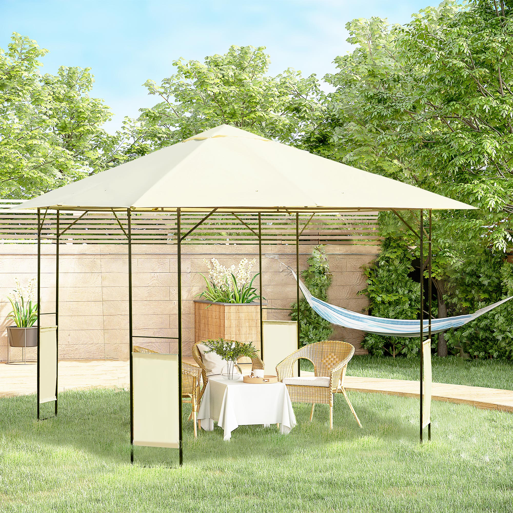 Un cenador beige en un jardín verde con sillas de mimbre, una mesa y una hamaca.