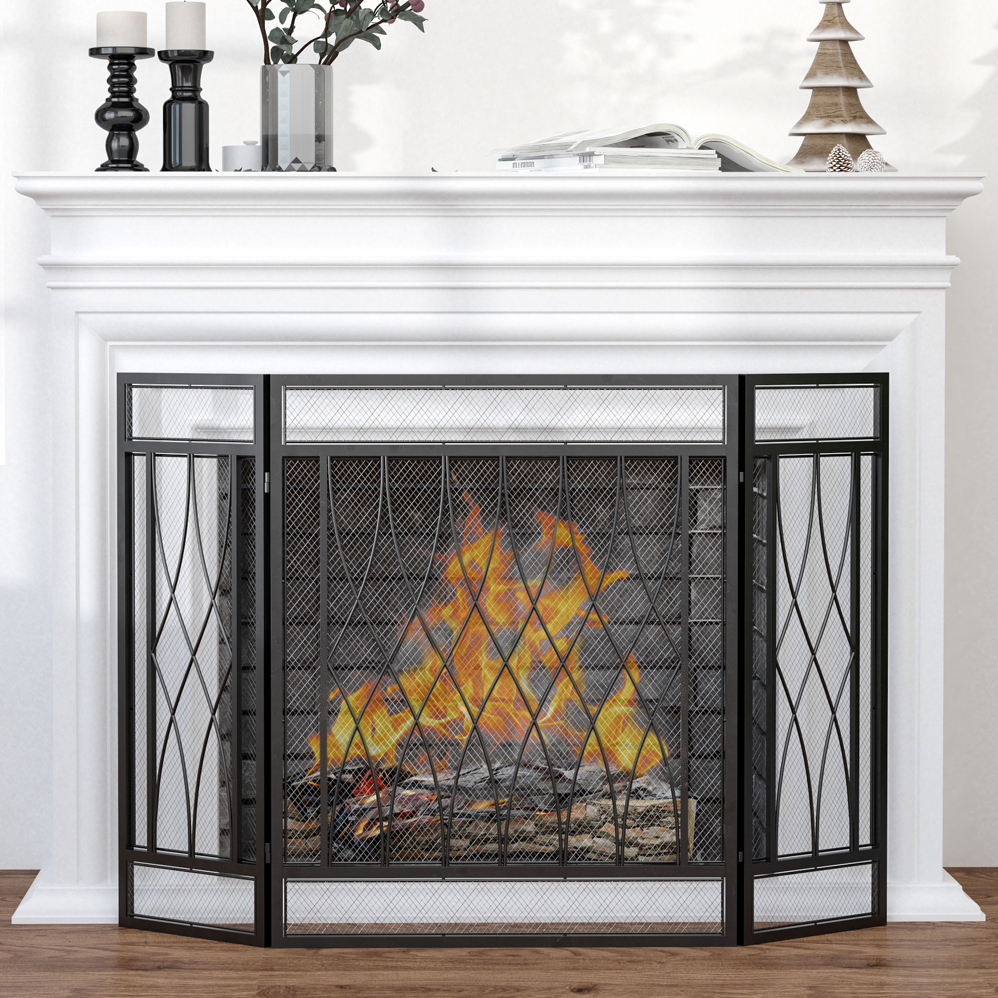 Una chimenea con una pantalla de metal negro de tres paneles, leña ardiendo y decoraciones en la repisa blanca.